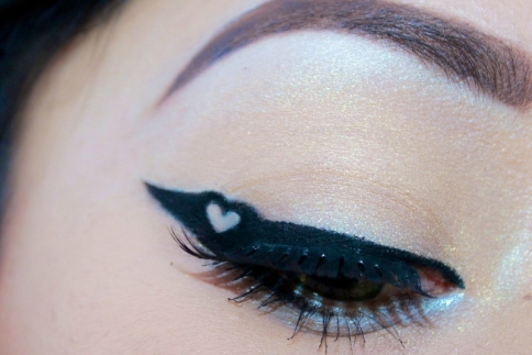 Η Lucy είναι τυφλή και βάζει μόνη της eyeliner. What's your excuse?