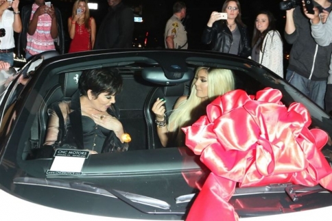 Kylie Jenner: Τράκαρε την Ferrari των γενεθλίων της!