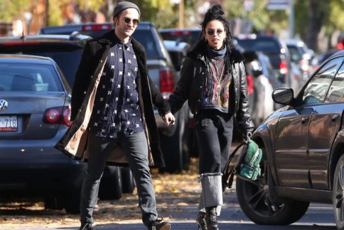 FKAtwigs: Το κορίτσι του Robert Pattinson γυμνό στην μπανιέρα