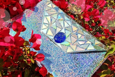 Φτιάξε το δικό σου holographic clutch με είδη γραφείου!
