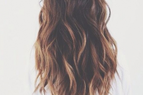 Η Κωνσταντίνα ξέρει: Τρία tips για υπέροχο wavy look στα μαλλιά!