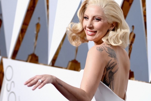 Χώρισε και γδύθηκε! Η Lady Gaga με see-through μπλούζα στη Νέα Υόρκη (+10 φορές που εμφανίστηκε γυμνή)