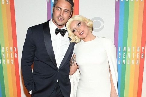Lady Gaga: Αρραβωνιάστηκε και επίσημα! Δες το απίστευτο δαχτυλίδι της