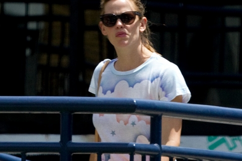 Jennifer Garner γιατί φοράς ακόμα τη βέρα σου;