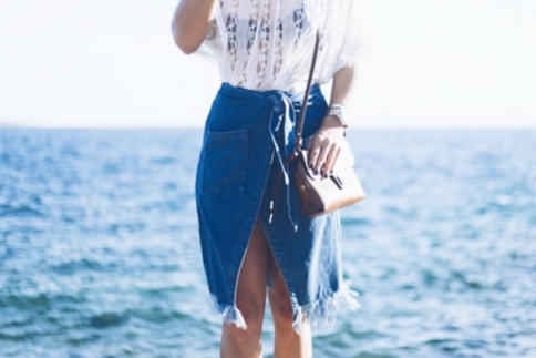 Street style: H Νεφέλη Γεωργαλά συνδυάζει την τζιν φούστα με τον πιο chic τρόπο