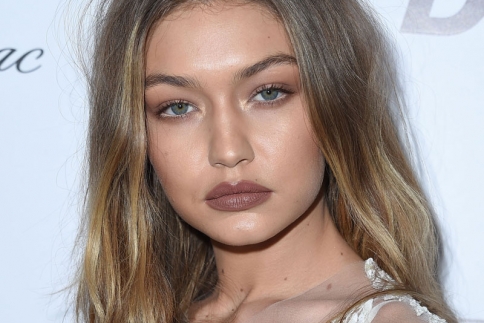 Beauty Alert: H Gigi Hadid φοράει ένα από τα πιο hot lips colors της Άνοιξης! 