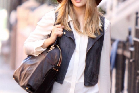 Σε μπερδεύει ο καιρός; 10 stylish γιλέκα για ξεχωριστό στιλ