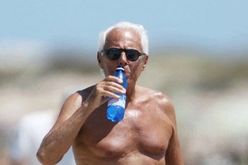 Giorgio Armani: Διακοπές στην Ισπανία με tiny μαγιό
