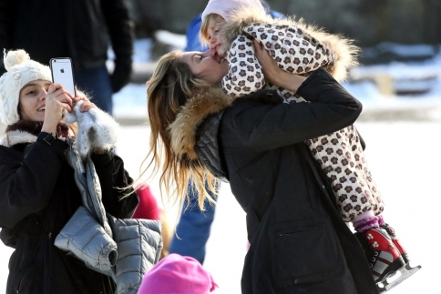 Ice, ice… babies! Η Gisele για πατινάζ με τα παιδιά της
