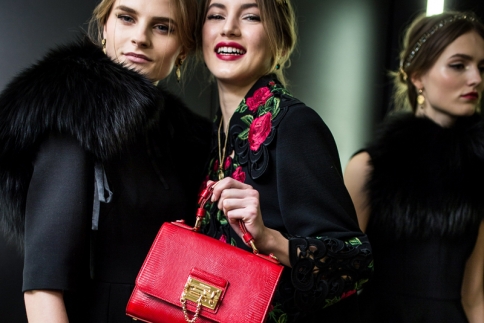 Glow girl! 10 beauty products για να λάμπεις στο party 