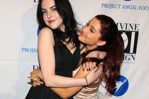 Ariana Grande : Φιλήθηκε με την Elizabeth Gillies στο στόμα (video)