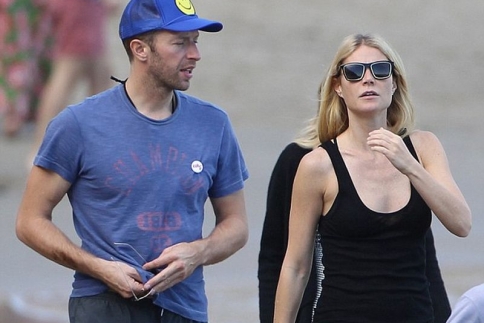 Chris Martin- Gwyneth Paltrow: Επανασύνδεση; H ρομαντική βόλτα στην παραλία