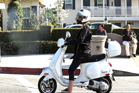 Η Gwyneth Paltrow πάνω στο σκούτερ της...κόντρα στην κίνηση