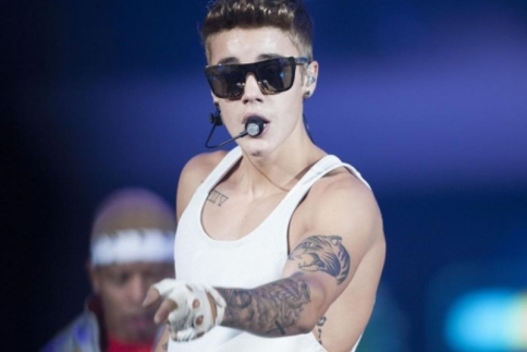 Ντροπή Justin! Του πληρώνουν και τα πρόστιμα οι fans του