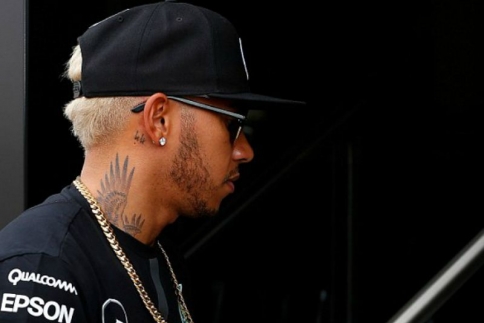 Lewis Hamilton: Έβαψε τα μαλλιά του ξανθά και δήλωσε πως με την Rihanna είναι μόνο φίλοι!