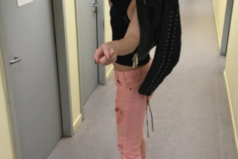 Street style : H Ήβη Αδάμου συνδυάζει το ροζ με το μαύρο και μας αρέσει