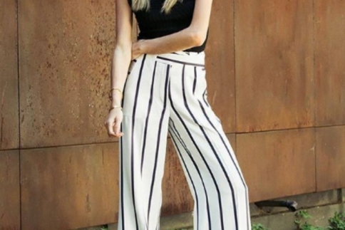 Street style: H Helena Bordon δοκιμάζει την πιο chic ασπρόμαυρη ριγέ παντελόνα
