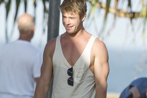 Chris Hemsworth: Ο πιο sexy μπαμπάς βόλτα με τα παιδιά του