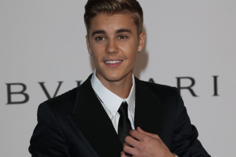 Συνεχόμενα χτυπήματα: Μπέρδεψαν τον Justin Bieber με την Miley Cyrus σε gay συνέδριο!