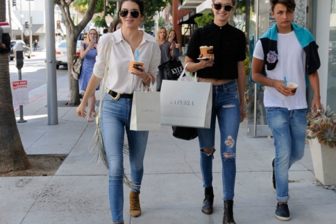 Τα high waisted jeans θα δώσουν το κάτι παραπάνω στο ύψος σου