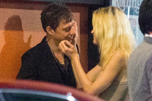 Jamie Hince: Ο πρώην της Kate Moss σε τρυφερές στιγμές με μοντέλο της Victoria's Secret