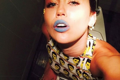 Miley Cyrus: Πόσταρε selfie από τη… λεκάνη!