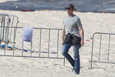 Μια μέρα στην παραλία με τον Hugh Jackman