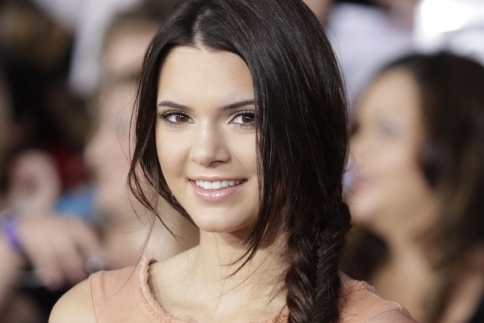 Lady in Grey: Η κλασσάτη εμφάνιση της Kendall Jenner