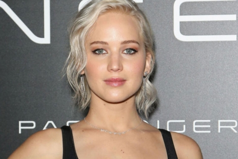 WOW: Η Jennifer Lawrence έφτασε στο white-blonde! Πώς θα το κάνεις κι εσύ