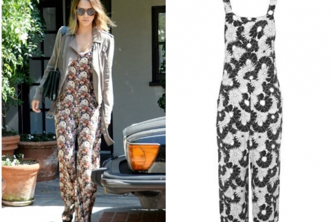Jessica Alba : Δοκιμάζει floral ολόσωμη φόρμα και ξεχωρίζει