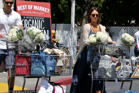 Jessica Alba, ούτε στην Ελλάδα τέτοιος πανικός για ψώνια!