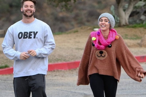 Σοβαρεύει το πράγμα: Η Miley Cyrus γνώρισε τον Αrnold Schwarzenegger