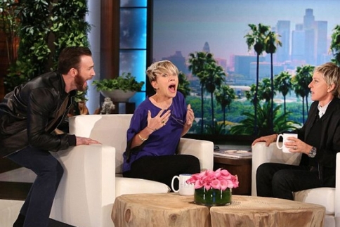 Scarlett Johansson: H τσιρίδα από την πλάκα του Chris Evans στο πλατό! (video)