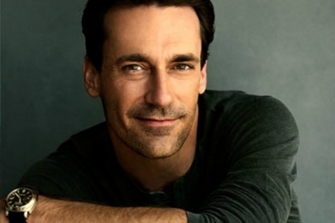 Μόνο ο Jon Hamm θα μπορούσε να δείχνει σέξι φορώντας μπλουζάκι με στάμπα γάτας
