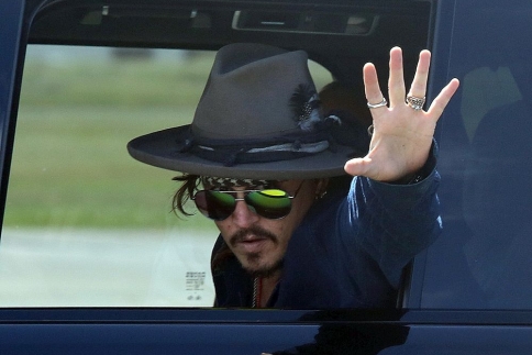 Johnny Depp: Πίσω στις ΗΠΑ για χειρουργείο