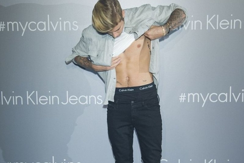 Justin Bieber: Έδειξε τους κοιλιακούς του στο κόκκινο χαλί