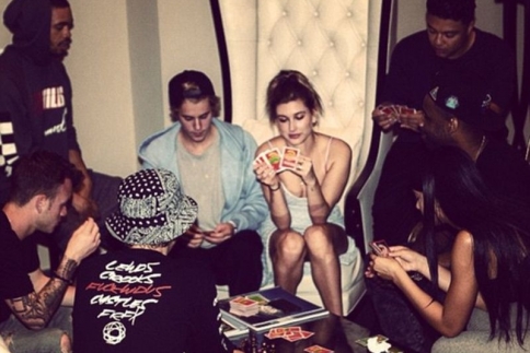 Justin Bieber: Ποιο party animal; Πέρασε τα γενέθλια του παίζοντας χαρτιά!