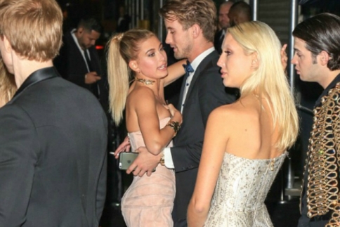 Look away Justin! H πρώην σου Hailey Baldwin ερωτοτροπεί με έναν μυστηριώδη τύπο!