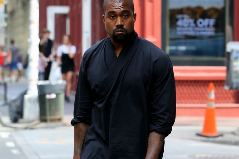 O Kanye West βγήκε βόλτα στα μαγαζιά