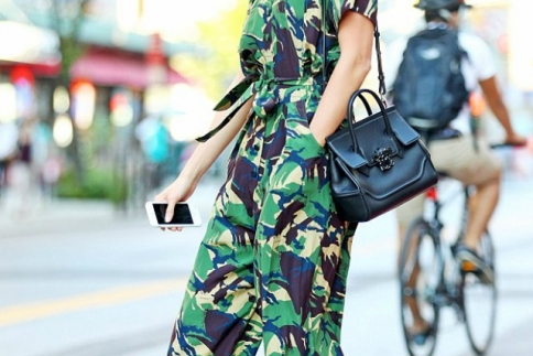 Street style: Συνδύασε floral ολόσωμη φόρμα με λευκά sneakers