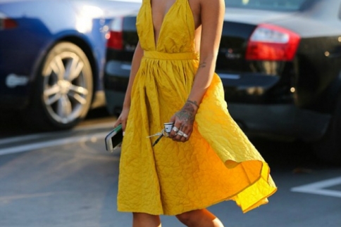 Street style: Ξεκίνα τη μέρα σου με θηλυκό κίτρινο φόρεμα σαν της Karrueche Tran