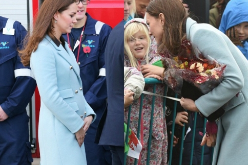 Μεγάλωσε η κοιλιά της! Η Kate Middleton με υπέροχο Matthew Williamson παλτό 