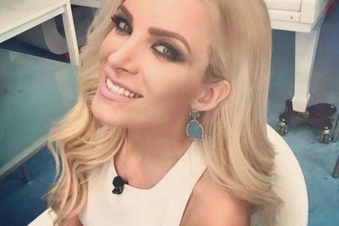 Total white outfit όπως η Κατερίνα Καινούργιου; Συνδύασέ το με smoky eyes