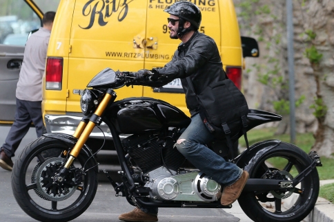 Keanu Reeves: Ένας κούκλος 50άρης με μηχανή που μοιάζει με 30άρη