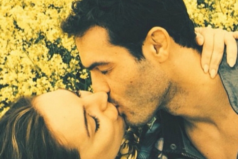Kelly Brook: Τρελά ερωτευμένη ποστάρει φιλιά στο Ιnstagram