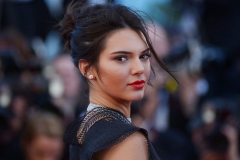 Kendall Jenner : Πόνεσα όταν έκανα το piercing στο στήθος