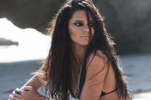 Η Κendall Jenner με ζαρτιέρες σε ρόλο sexy Άγιου Βασίλη