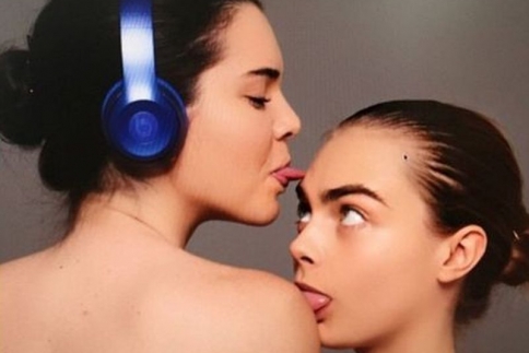 Κορίτσια ντροπή! Η Cara Delevingne και η Κendall Jenner ποζάρουν topless