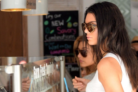 Kendall Jenner: Πήγε για frozen yogurt και την κυνήγησαν οι παπαράτσι!