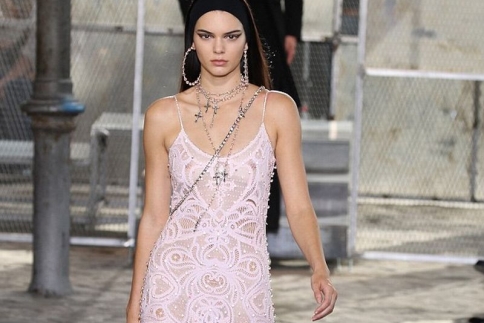 Kendall Jenner: Έκανε piercing στο στήθος της!